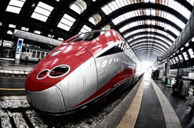 treno alta velocità in stazione