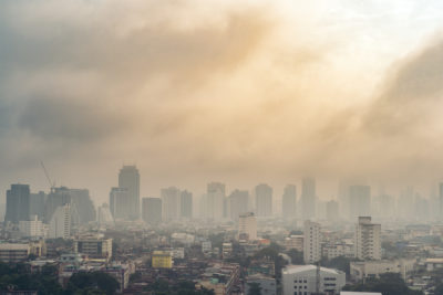 veduta skyline città immersa nello smog