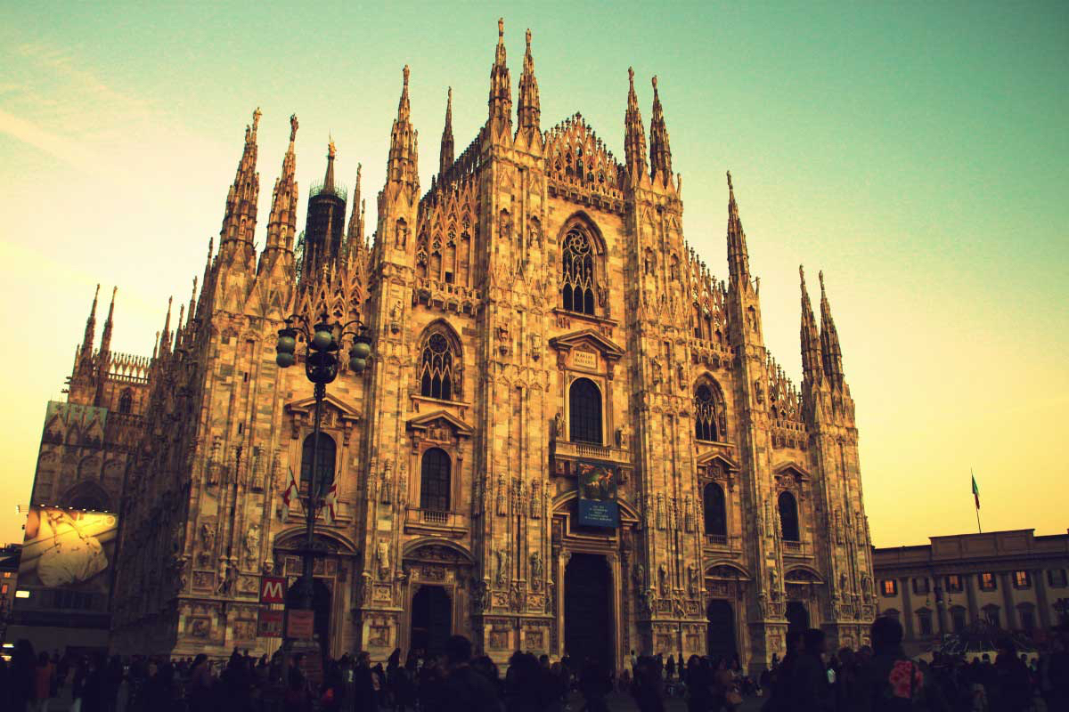 Milano piazza Duomo all'alba