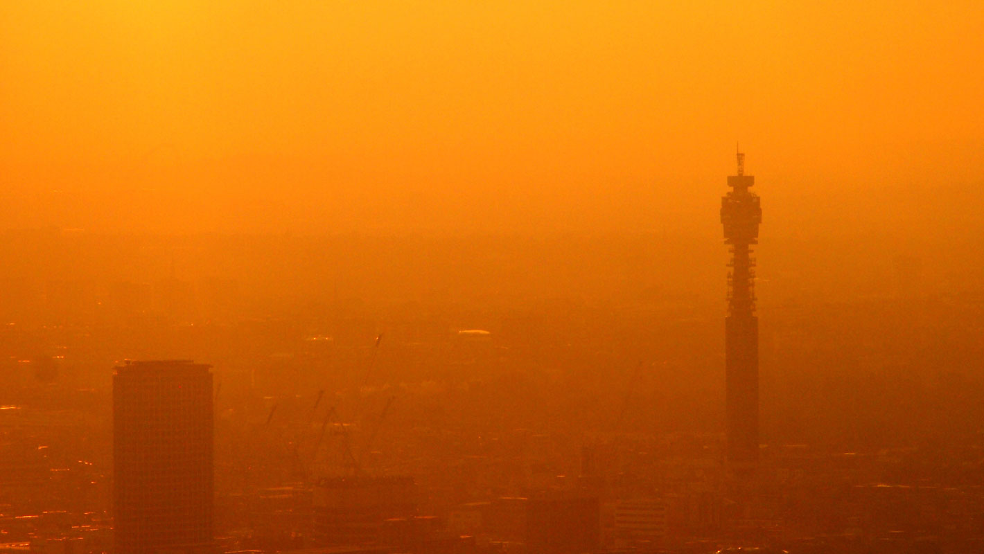 costi inquinamento europa, 166 miliardi di euro all'anno - nell'immagine smog copre Skyline di Londra al tramonto