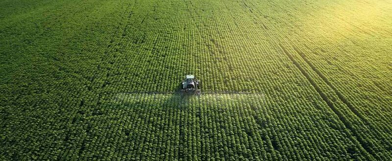 sostenibilità rivoluzionaria, trattore in un campo verde