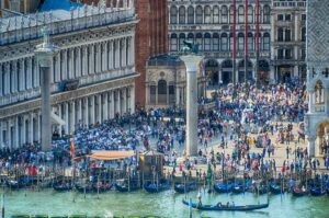 Turismo insostenibile e crisi climatica: quando viaggiare distrugge il pianeta Turismo insostenibile e crisi climatica: quando viaggiare distrugge il pianeta