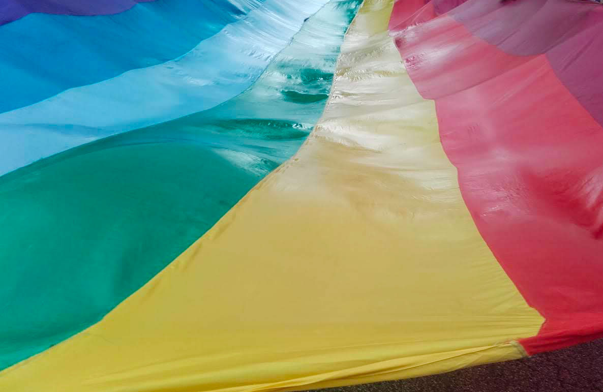 bandiera della pace arcobaleno-Etica Sgr alla Marcia della Pace PerugiaAssisi 2025