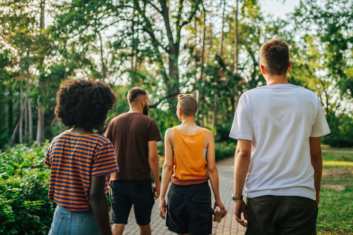 Gruppo di persone che cammina insieme in un parco naturale