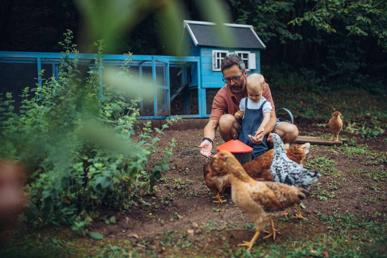 Famiglia che si prende cura di animali