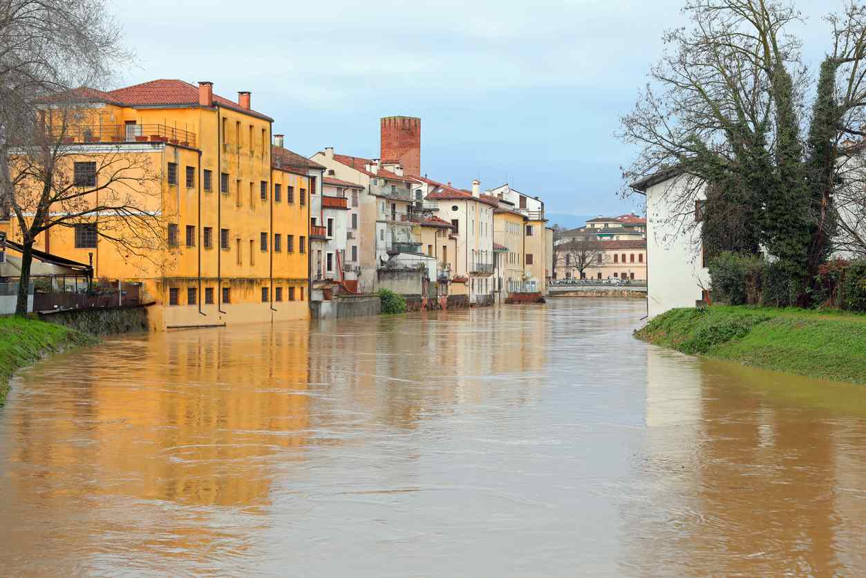 Fiume in piena e rischio di allagamenti urbani